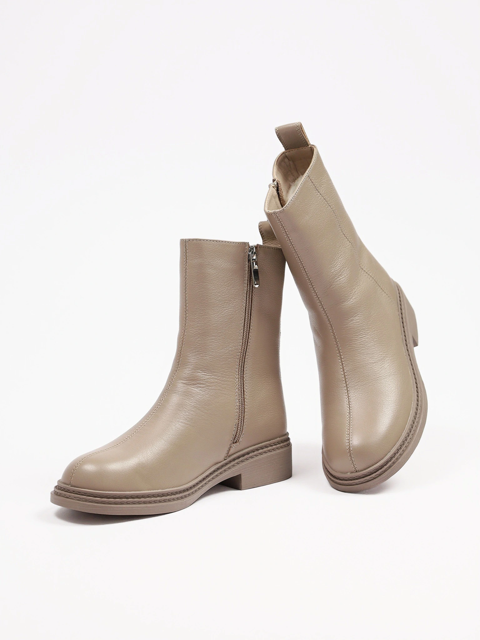 Ботинки серого цвета на среднем широком каблуке